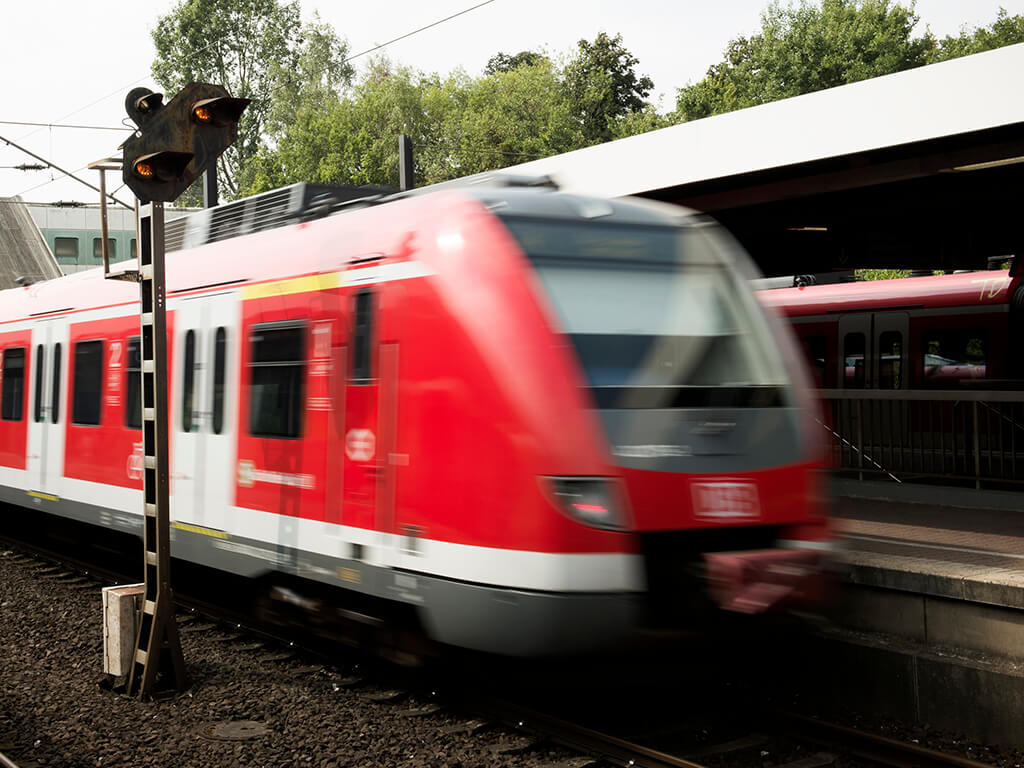 <br/>Dirk Raschke hat heute in seinem Beruf als Fahrdienstleiter keine Schwierigkeiten mehr mit der Dokumentation. Seine Schreibfähigkeit trainiert er weiter im Lern-Café der VHS Bochum. Foto: A. Etges